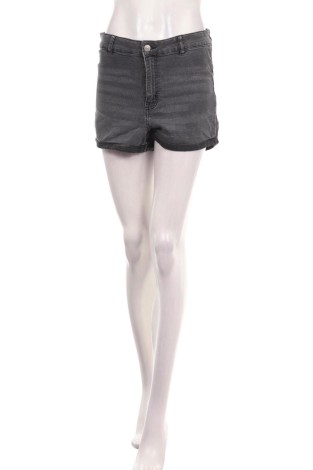 Blugi scurţi H&M DIVIDED