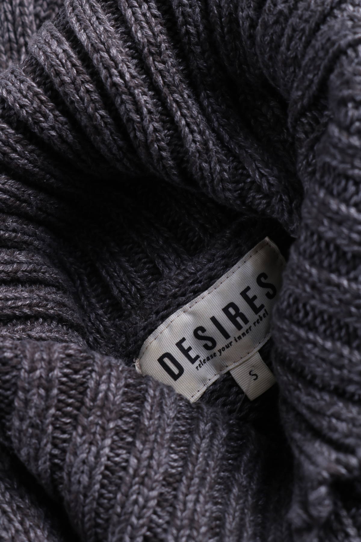 Пуловер с поло яка DESIRES3