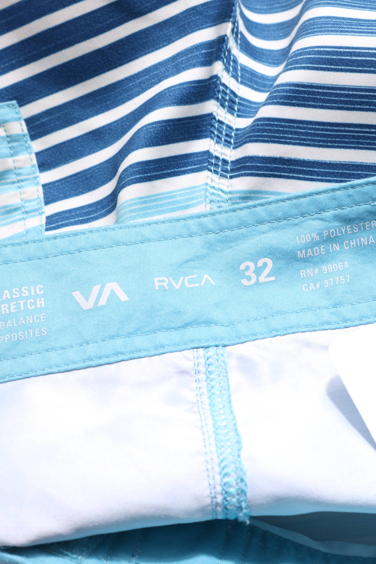 Къси панталони RVCA3