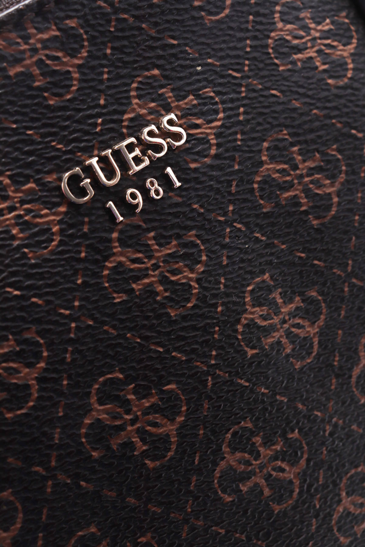 Кожена чанта Guess3 - Mania Кожена чанта Guess3
