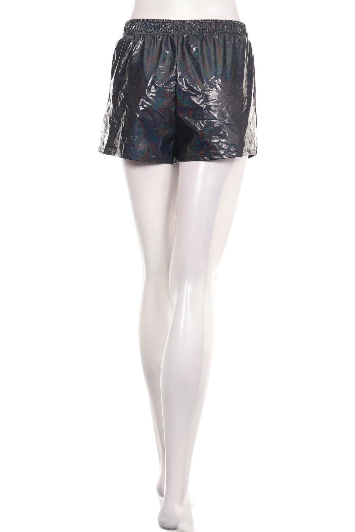 Къси панталони FASHION NOVA2