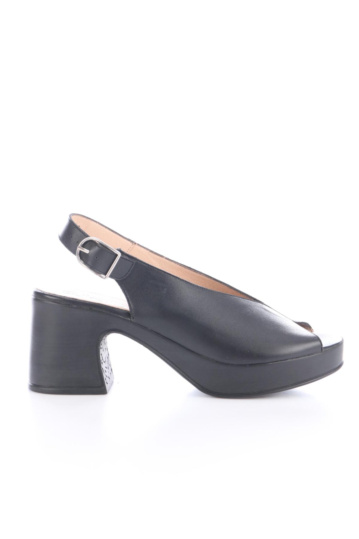 Сандали на ток WONDERS1